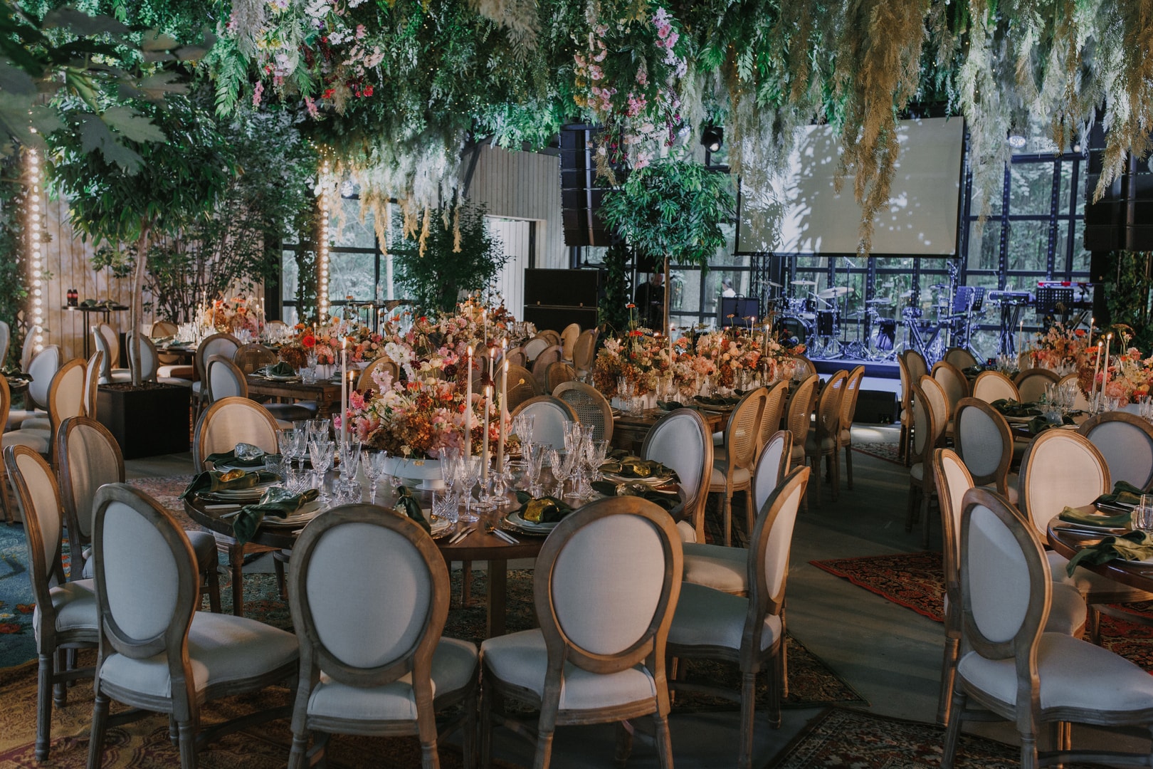 Hide — банкетная сервировка