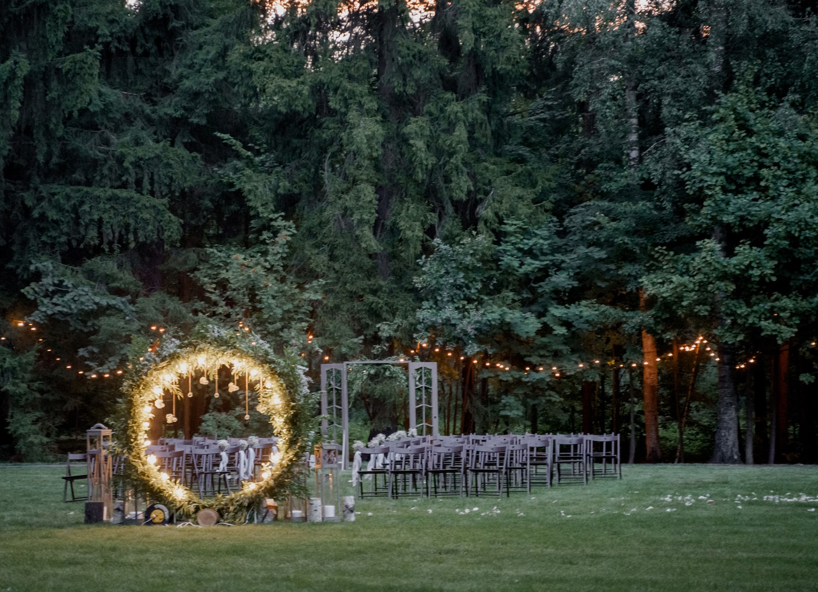 Hide — вечерний вид